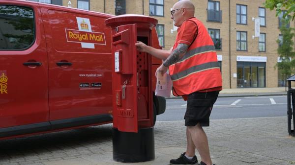 英国皇家邮政(Royal Mail)的员工担心，如果二级邮件在周六被砍掉，他们会丢掉工作