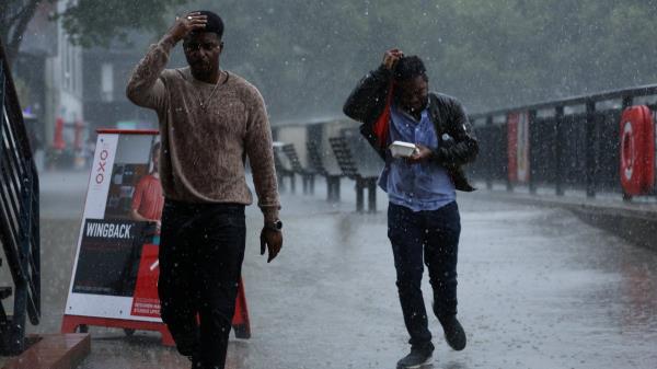 一个多月的降雨在两天内袭击了英国，并发出了洪水警报